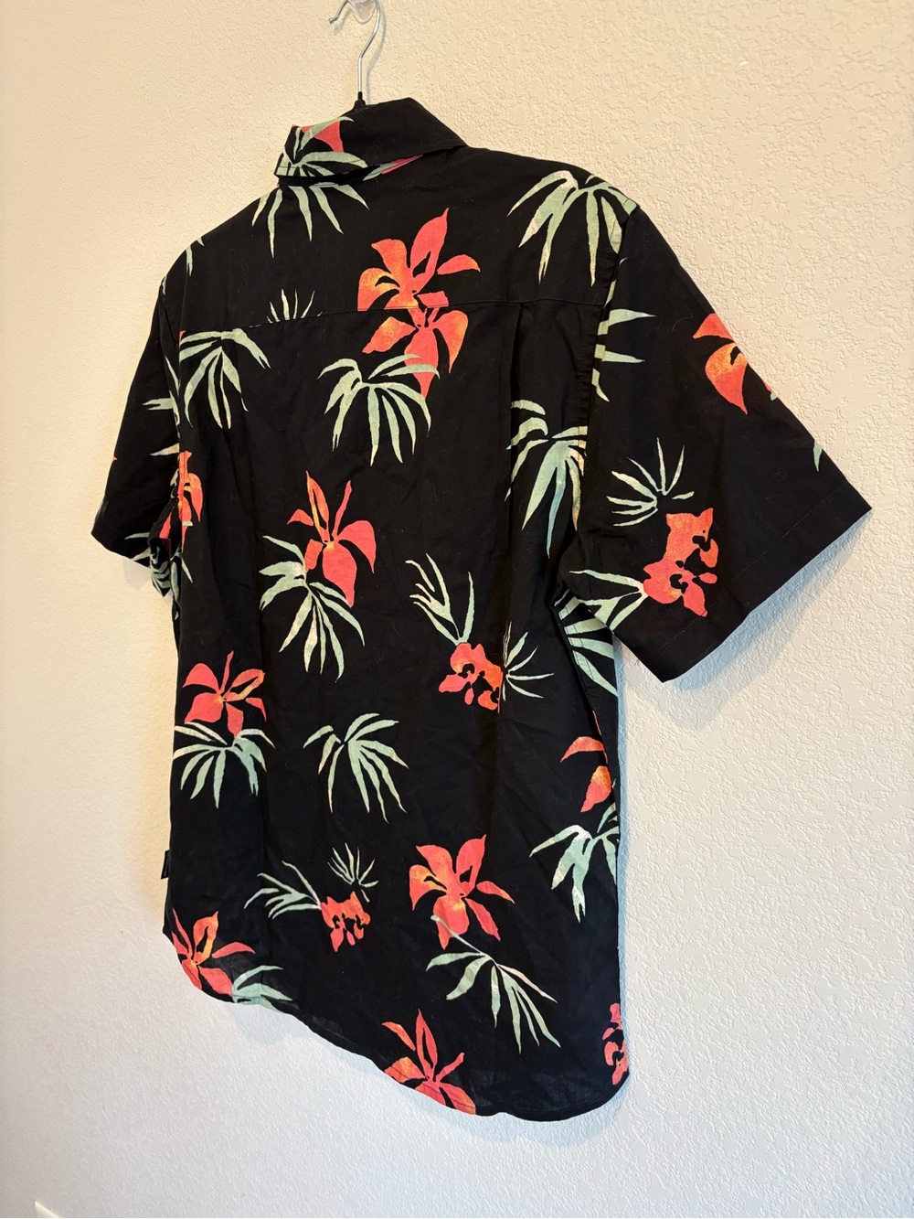 Quiksilver Hawaiian Button Up Shirt Men’s S Black Floral Tropical Short Sleeve - Picture 9 of 9